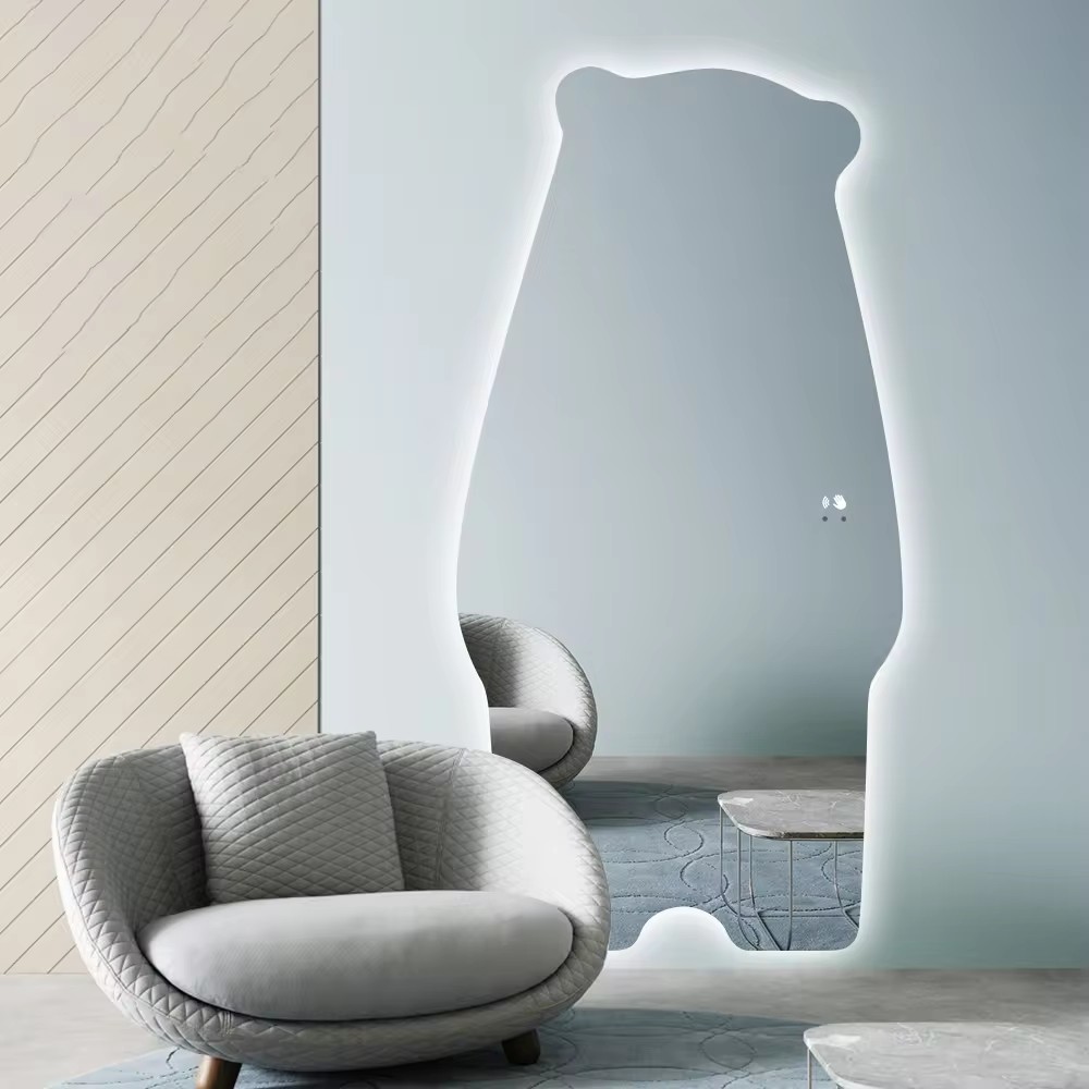 Hoher smarter LED-Wandspiegel in Bärenform mit Touch-Schalter