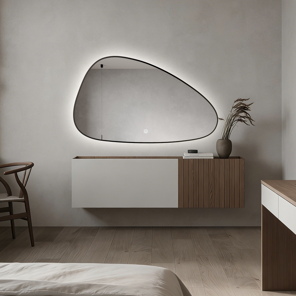 Specchio LED da bagno di design dalla forma organica con cornice nera, retroilluminazione, dimmerazione a 3 colori e antiappannamento