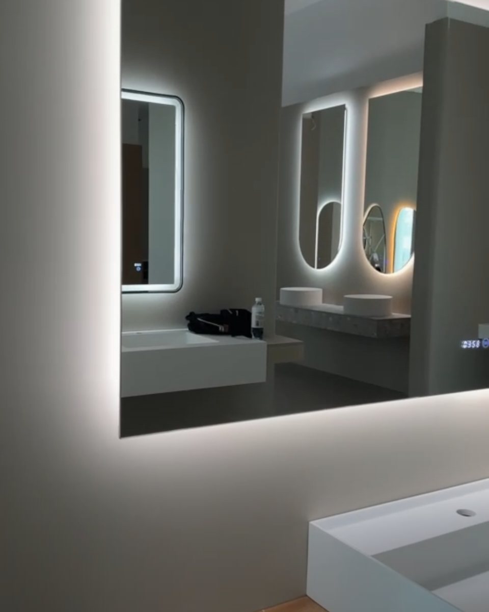 Quadratischer hinterleuchteter LED-Badezimmerspiegel mit Antibeschlag und 3000–6500 K Dimmung